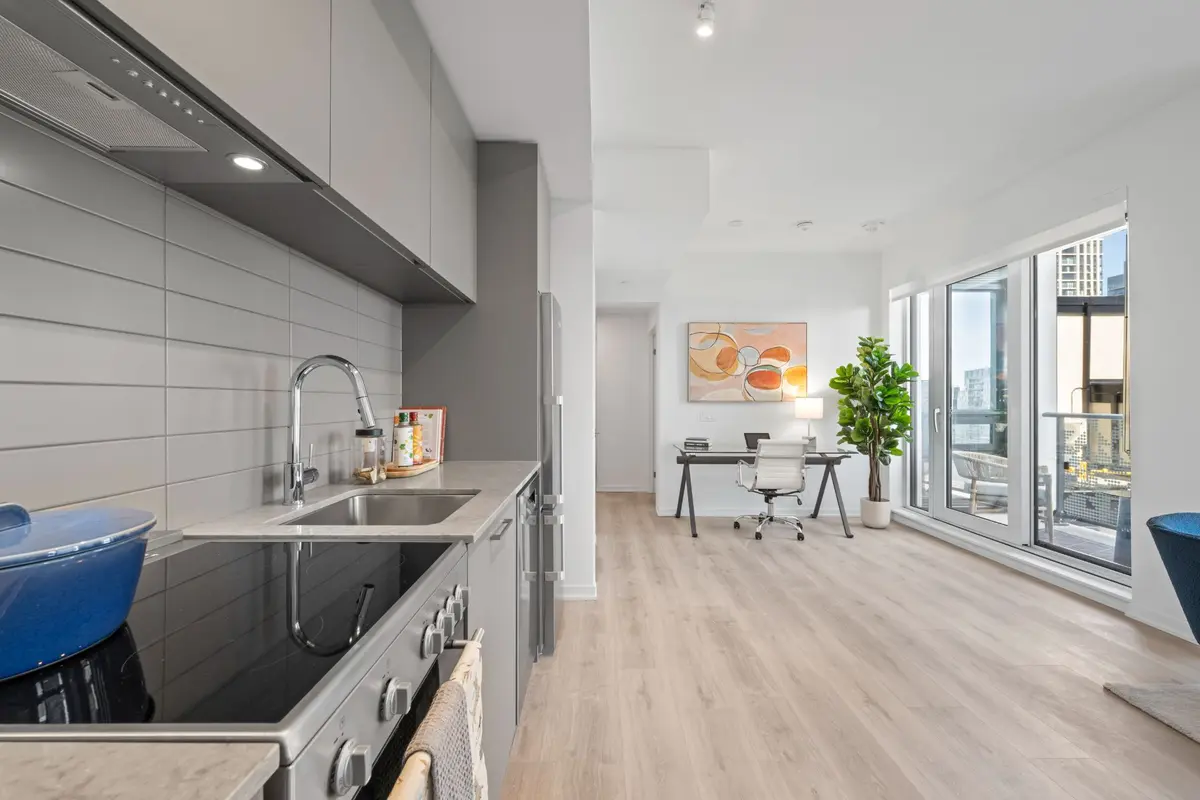 101 Roehampton AVE #1513, Toronto C10, ON M4P 2W2