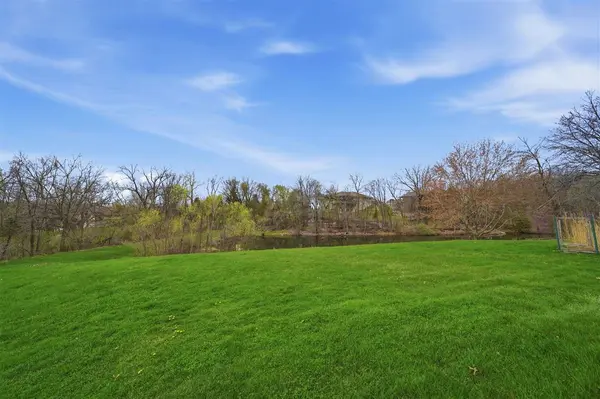 860 Forest Edge Dr, Coralville, IA 52241