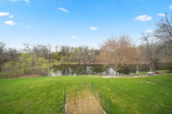 860 Forest Edge Dr, Coralville, IA 52241