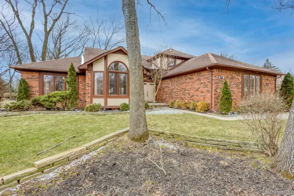 1651 Redbud DR, Troy, MI 48098