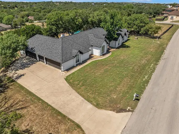311 Diamond Oaks Drive, Hudson Oaks, TX 76087
