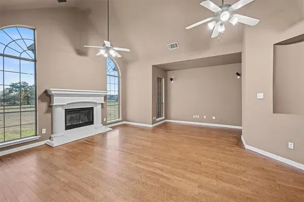 109 Silver Rose Boulevard, Burleson, TX 76028