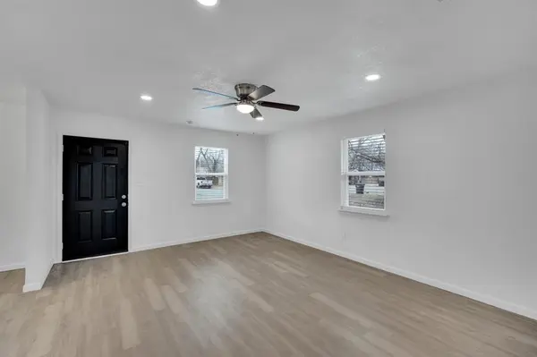 616 Sabine Avenue, Cleburne, TX 76031