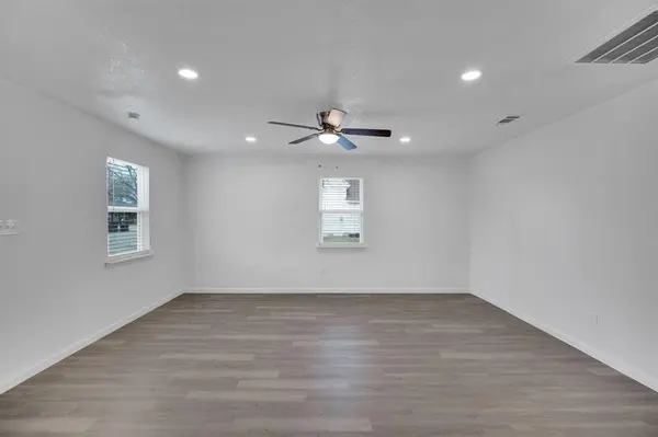 616 Sabine Avenue, Cleburne, TX 76031