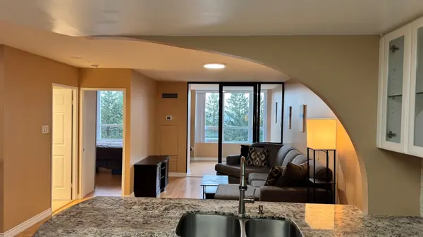 7601 Bathurst ST #402, Vaughan, ON L4J 4H5