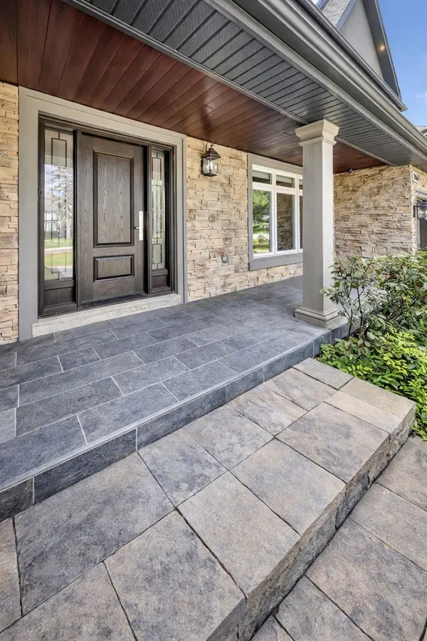 2068 Mississauga RD, Mississauga, ON L5H 2K6