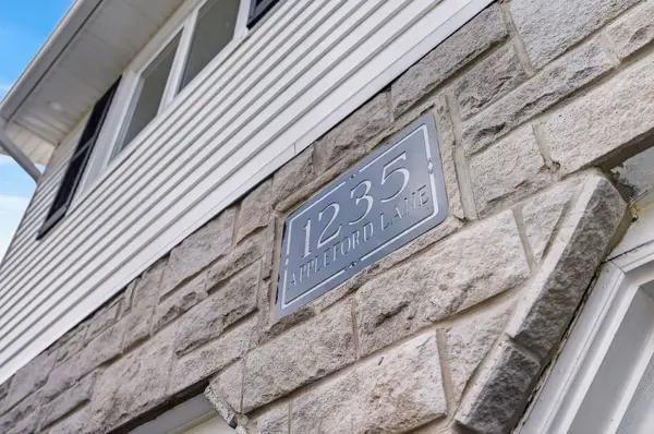 1235 Appleford LN, Burlington, ON L7P 3M1