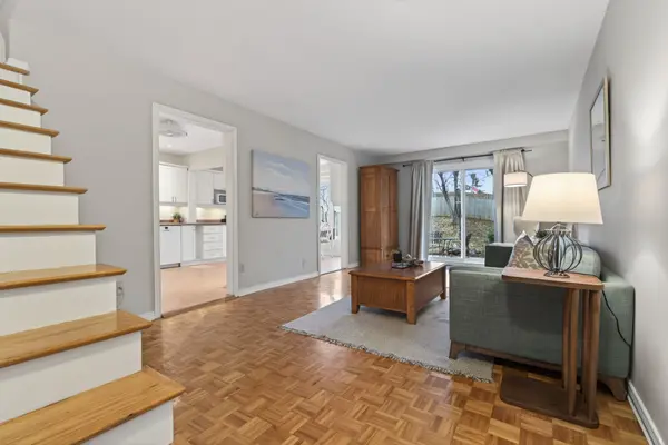 24 Hobart CRES, South Of Baseline To Knoxdale, ON K2H 5S4