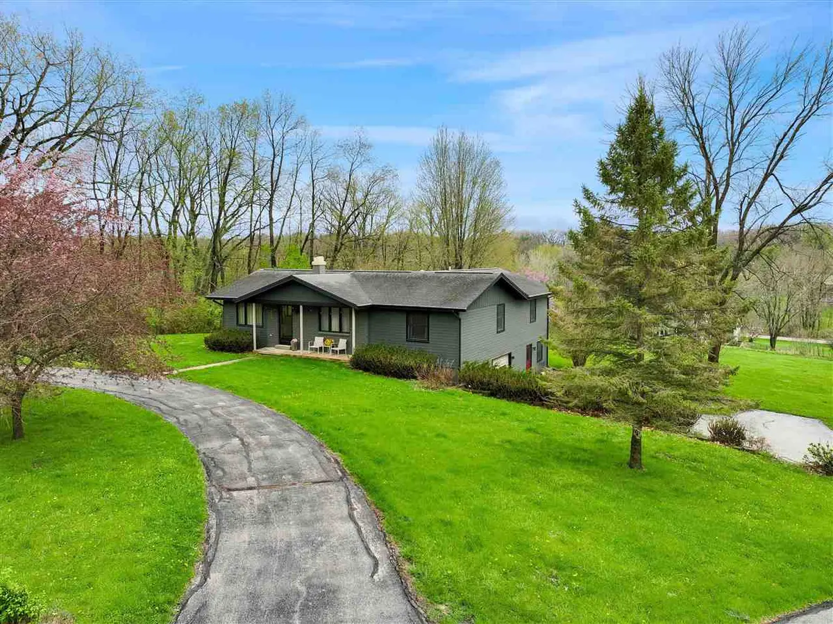 4333 Pine Ridge Trl NE, Iowa City, IA 52240