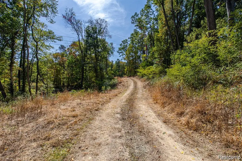 10516 Merrill DR, Fenton, MI 48430