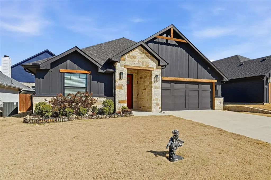 929 Tesslynn Avenue, Godley, TX 76044