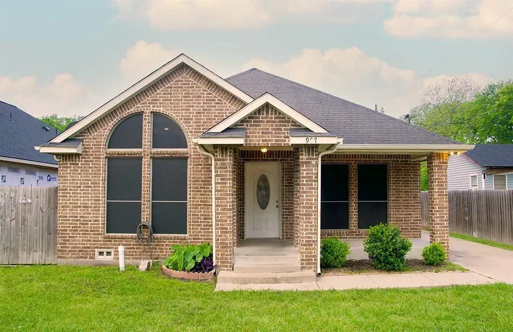 907 S Meriott Street, Ennis, TX 75119