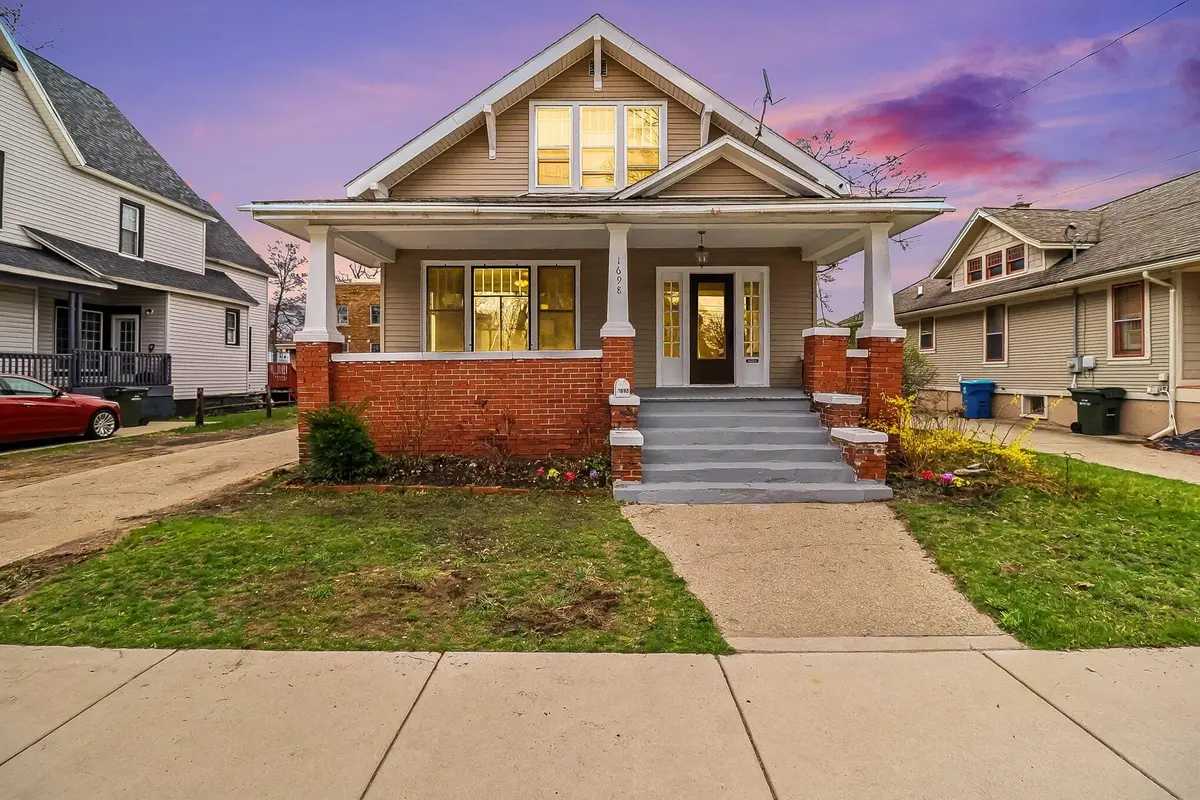 1698 Sanford ST, Muskegon City, MI 49441