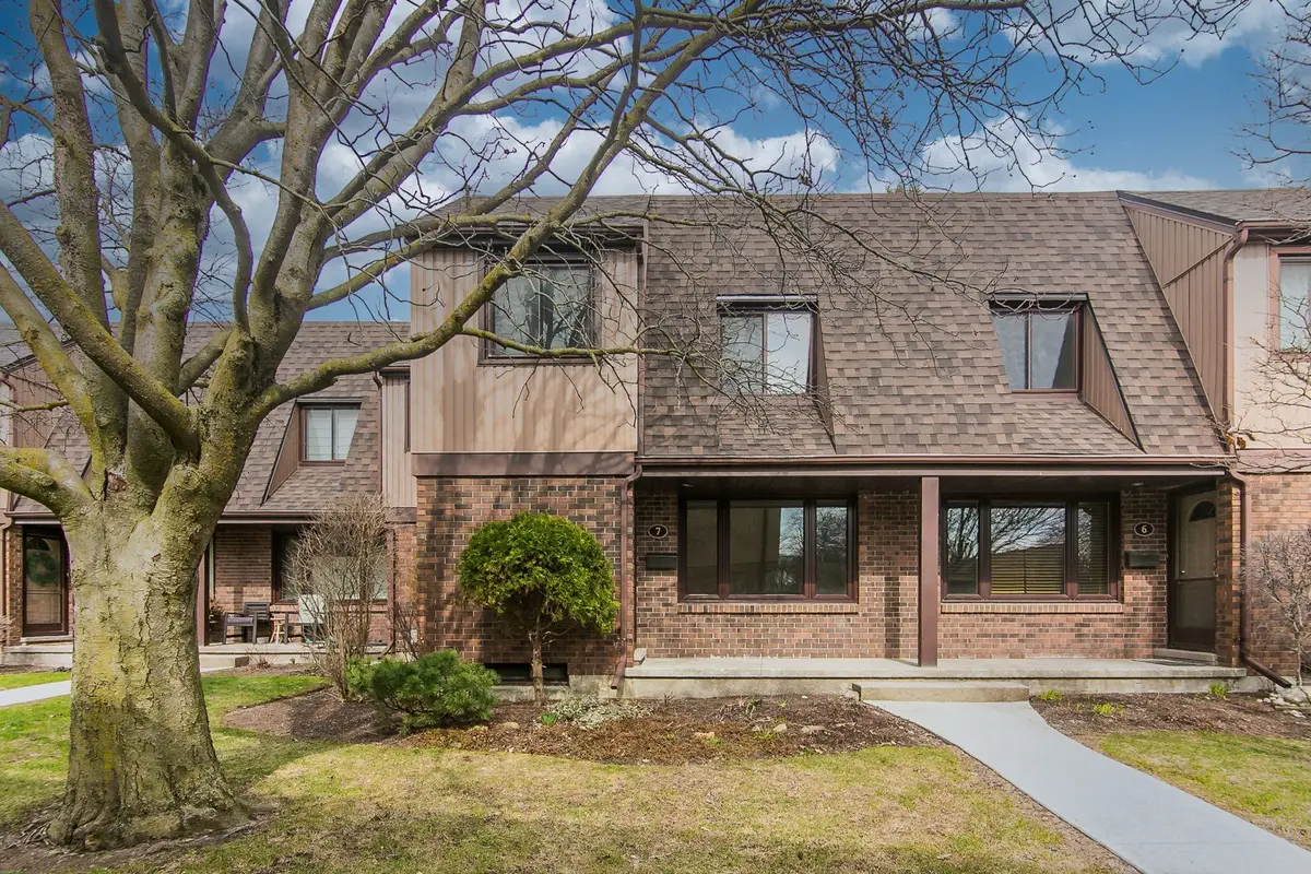 279 Sandowne DR #7, Waterloo, ON N2K 2C1