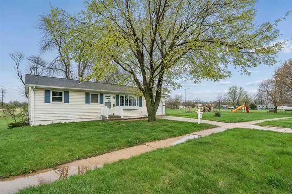 925 Parkview Dr, Marion, IA 52302