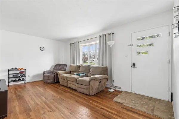 925 Parkview Dr, Marion, IA 52302