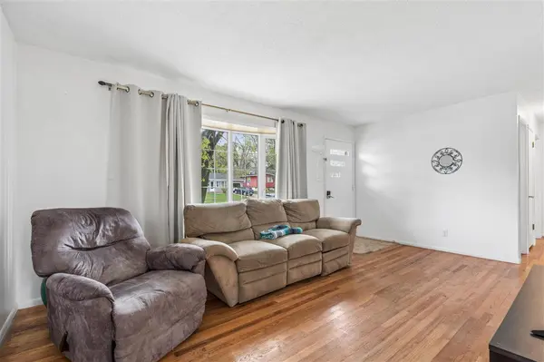 925 Parkview Dr, Marion, IA 52302