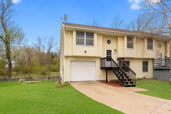 327 Parkview Ct, North Liberty, IA 52317