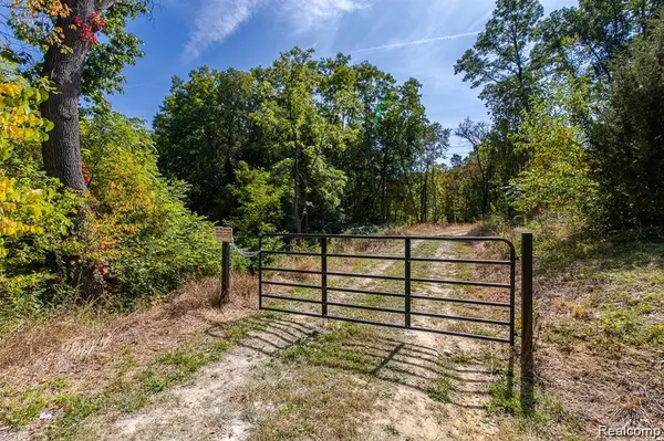 10516 Merrill DR, Fenton, MI 48430