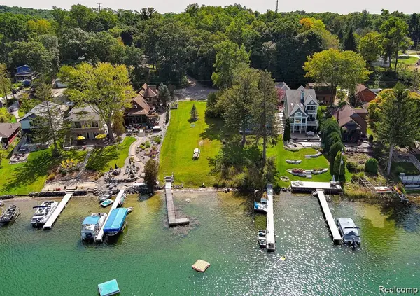 10516 Merrill DR, Fenton, MI 48430