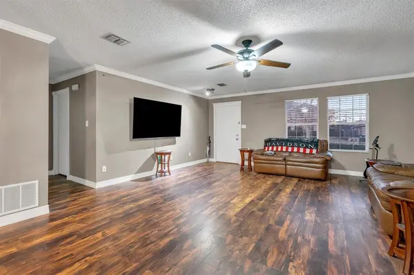 910 Anvil Creek Drive, Arlington, TX 76001