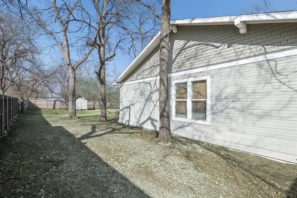 318 W Willingham Street, Cleburne, TX 76033