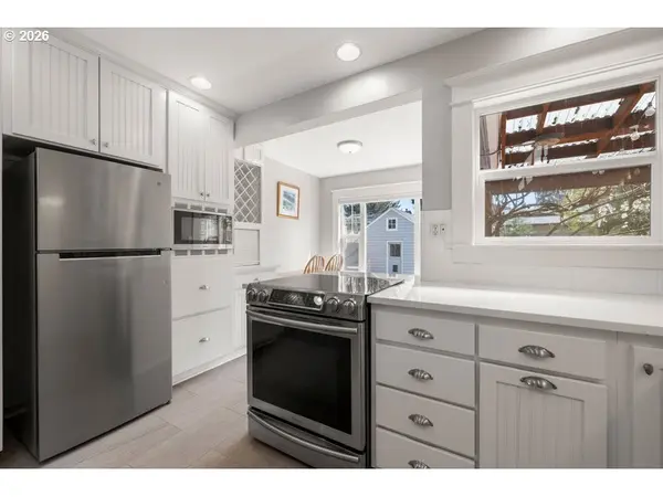 8260 N WAYLAND AVE, Portland, OR 97203