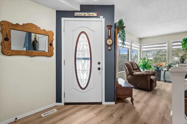 1399 Berkley DR NW, Calgary, AB T3K 1T5