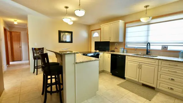 8101 95 ST, Peace River, AB T8S 1E8