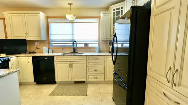 8101 95 ST, Peace River, AB T8S 1E8