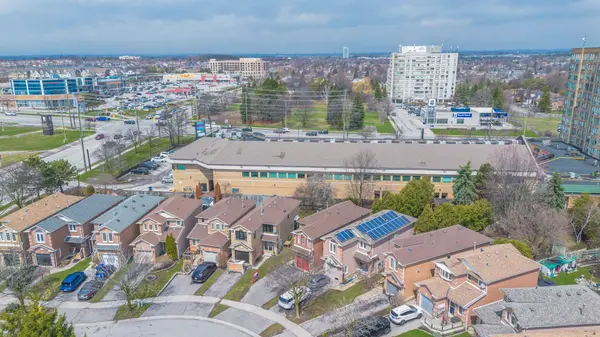 15 Heaver DR, Whitby, ON L1N 9K4