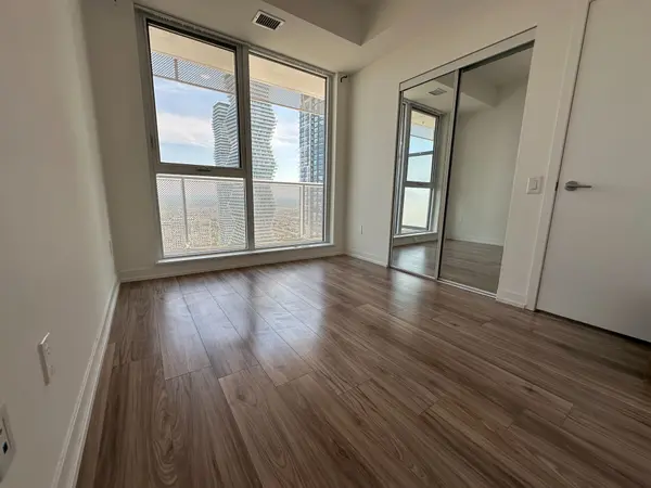 4065 Confederation Pkwy #3209, Mississauga, ON L5B 4N1
