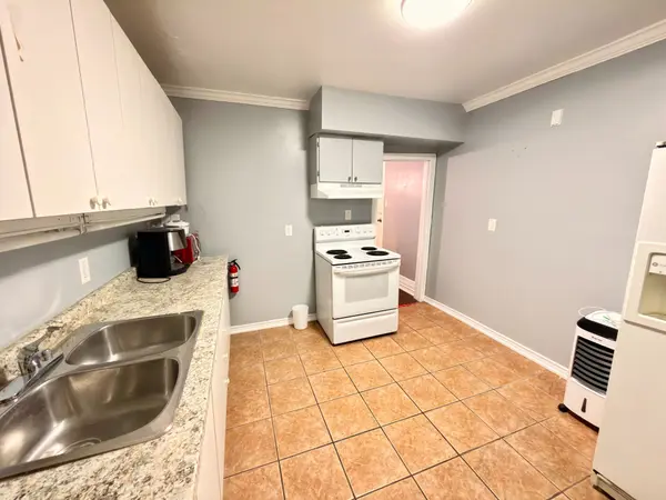 108 Cumberland AVE #2nd Floor, Hamilton, ON L8M 1Z3