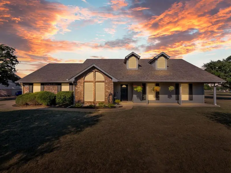 1020 Oak Hollow Lane, Seagoville, TX 75159