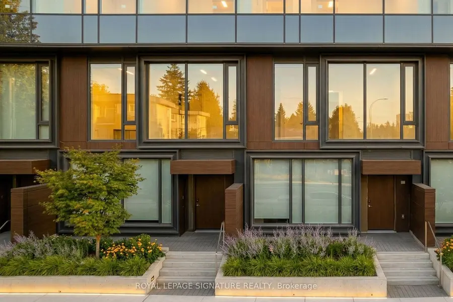 448 Burnhamthorpe RD W #104 (TH4), Mississauga, ON L5B 0R4