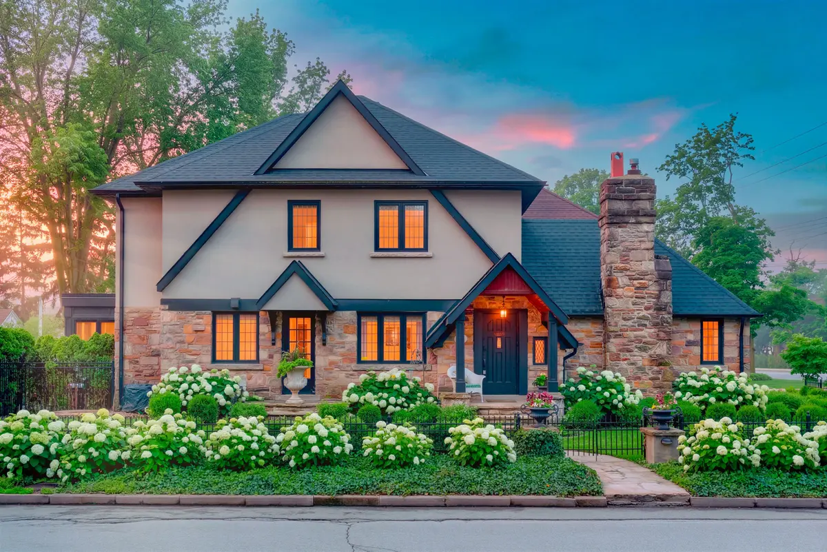 25 Varley LN, Toronto W08, ON M8X 0A9