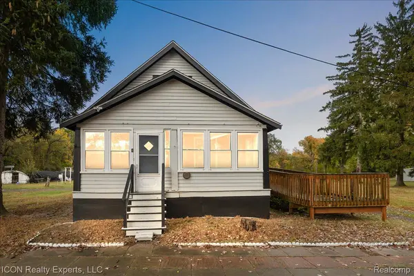 24850 W 9 Mile RD, Southfield, MI 48033