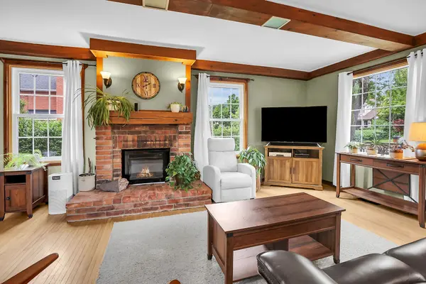 10 Maple AVE, Grimsby, ON L3M 3B6