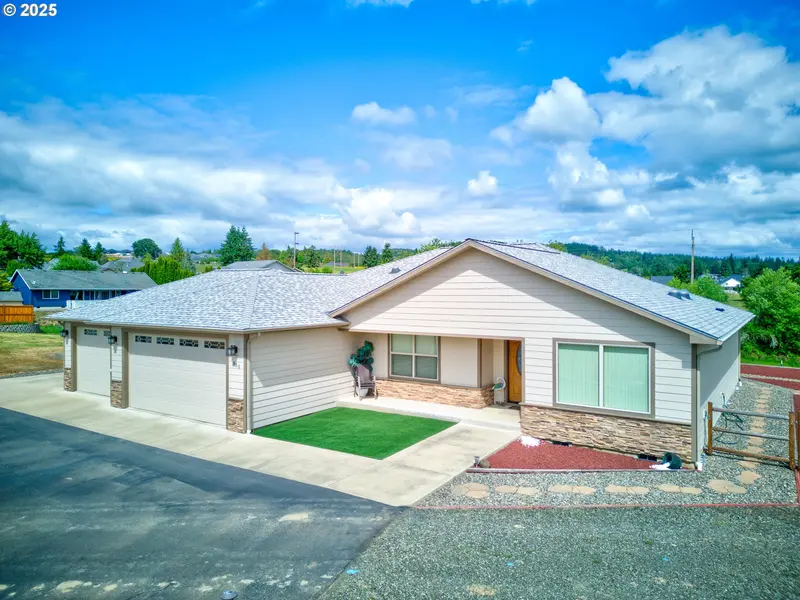 910 SWALLOW AVE, Sutherlin, OR 97479