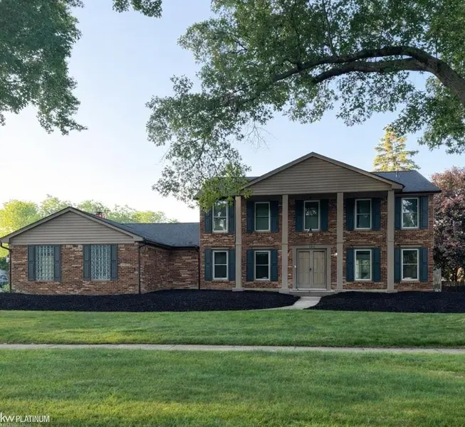 11880 Whispering Oak LN, Shelby Twp, MI 48315