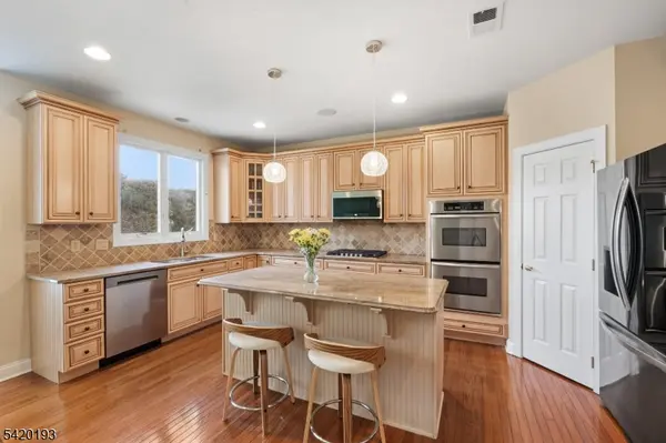 24 Crestview Dr, Clinton Twp., NJ 08809