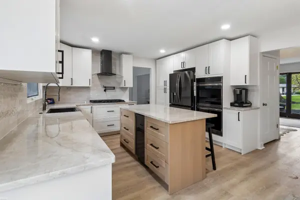 11880 Whispering Oak LN, Shelby Twp, MI 48315