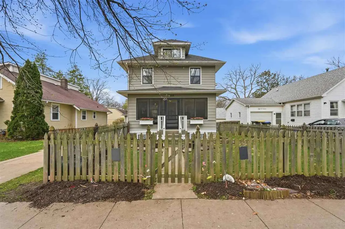 809 S 7th Ave, Iowa City, IA 52245