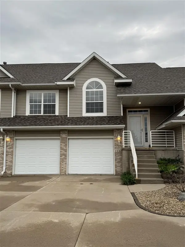 1224 Litchfield Dr #B, Hiawatha, IA 52233