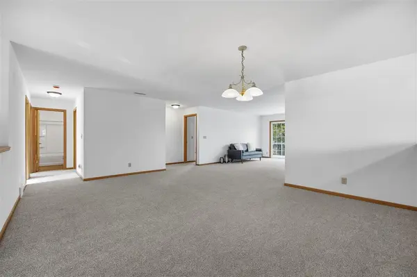 1224 Litchfield Dr #B, Hiawatha, IA 52233