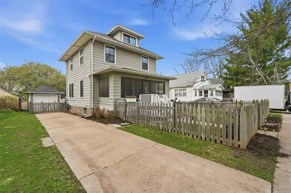 809 S 7th Ave, Iowa City, IA 52245