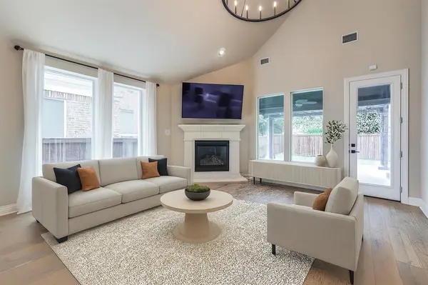 900 Southern Hills Way, Aubrey, TX 76227