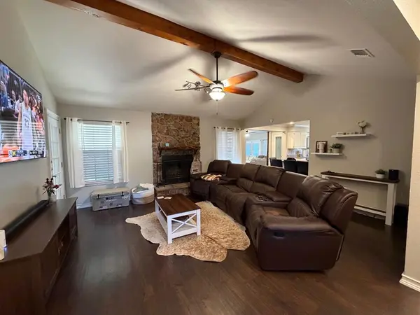 3616 Sandhurst Drive, Arlington, TX 76001