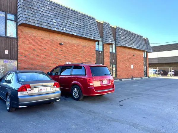 1817 48, Calgary, AB T3K 3C1