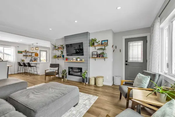 8536 33 AVE NW, Calgary, AB T3B 1M1